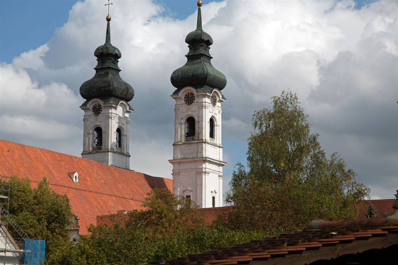 Schon von weitem sieht man die beiden Türme.