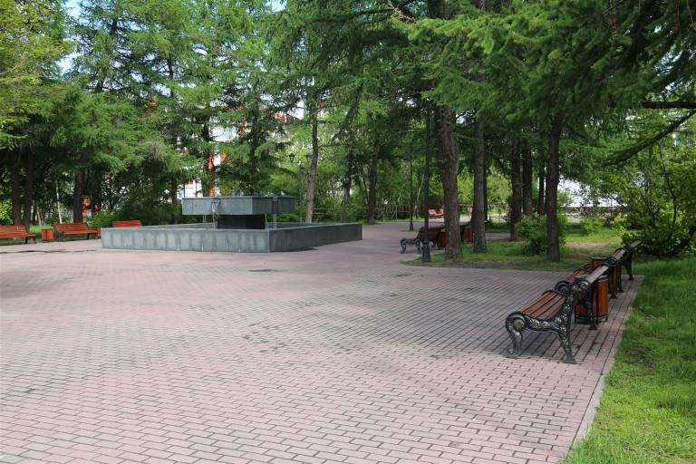 Parkbank in einem schönen Park