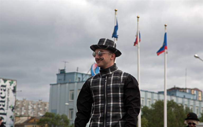 Mann auf hohen Stelzen