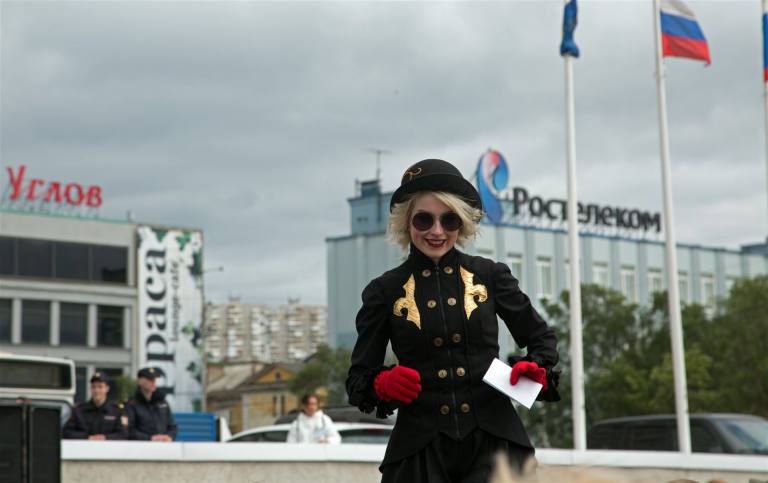 Frau auf hohen Stelzen